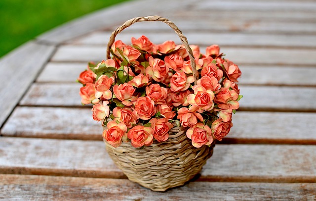 košík umělých růží 